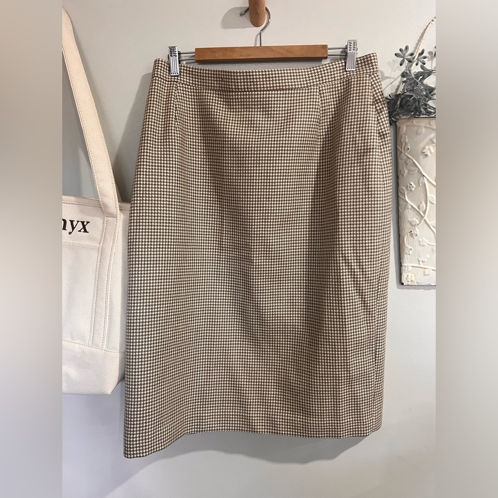 #022 100% Wool Skirt. Houndstooth cream brown.